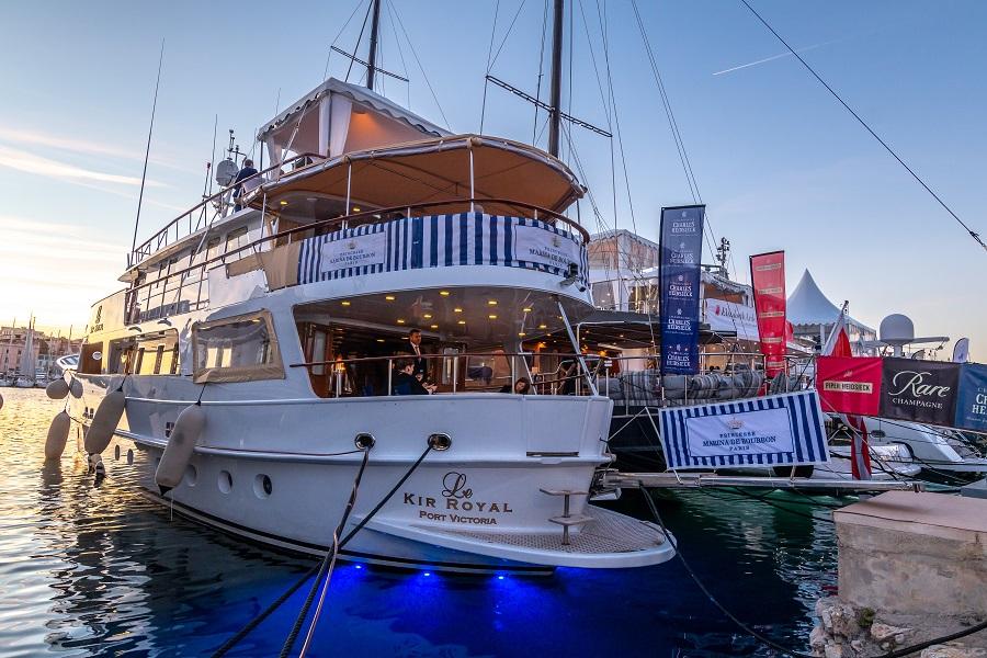 A yacht for your event (meal, DJ...)