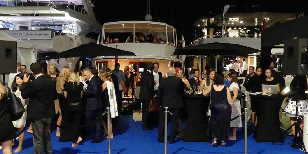 Events on board a yacht (meals, DJ...)