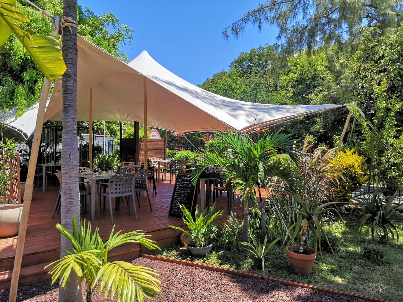 Restaurant "vert" au sein d'un jardin tropical cosy - La Saline