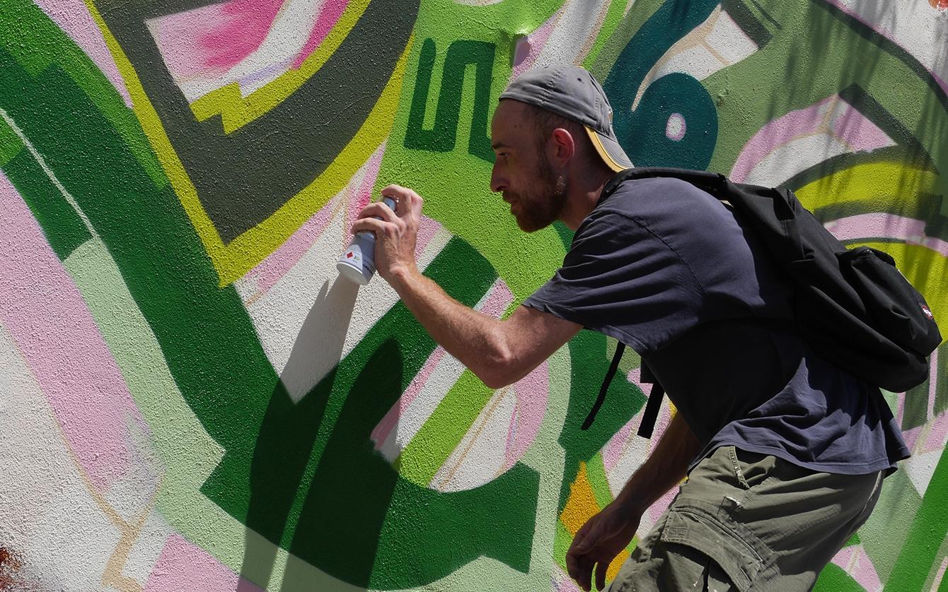 Initiation to Graffiti on wall (Saint-Denis)