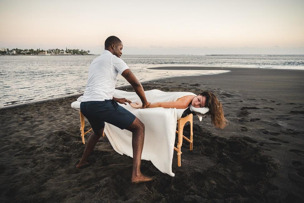 Massage sur une plage de sable noir