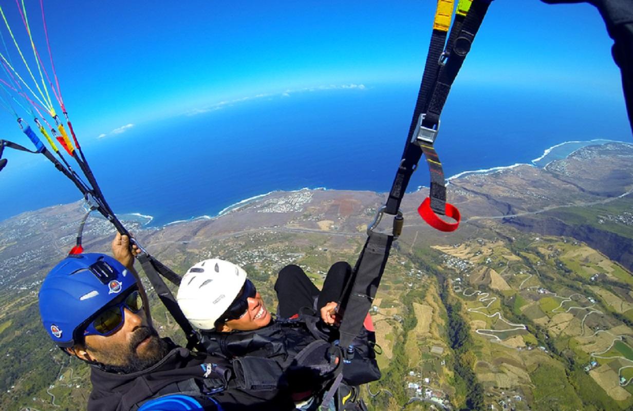 Discover paragliding in a team