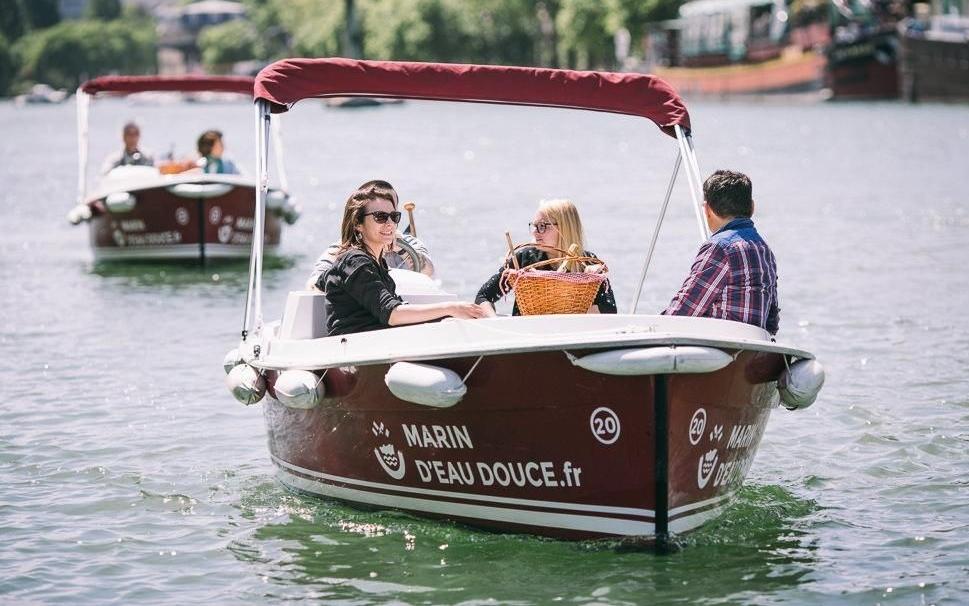 Boat rental without a licence in Paris