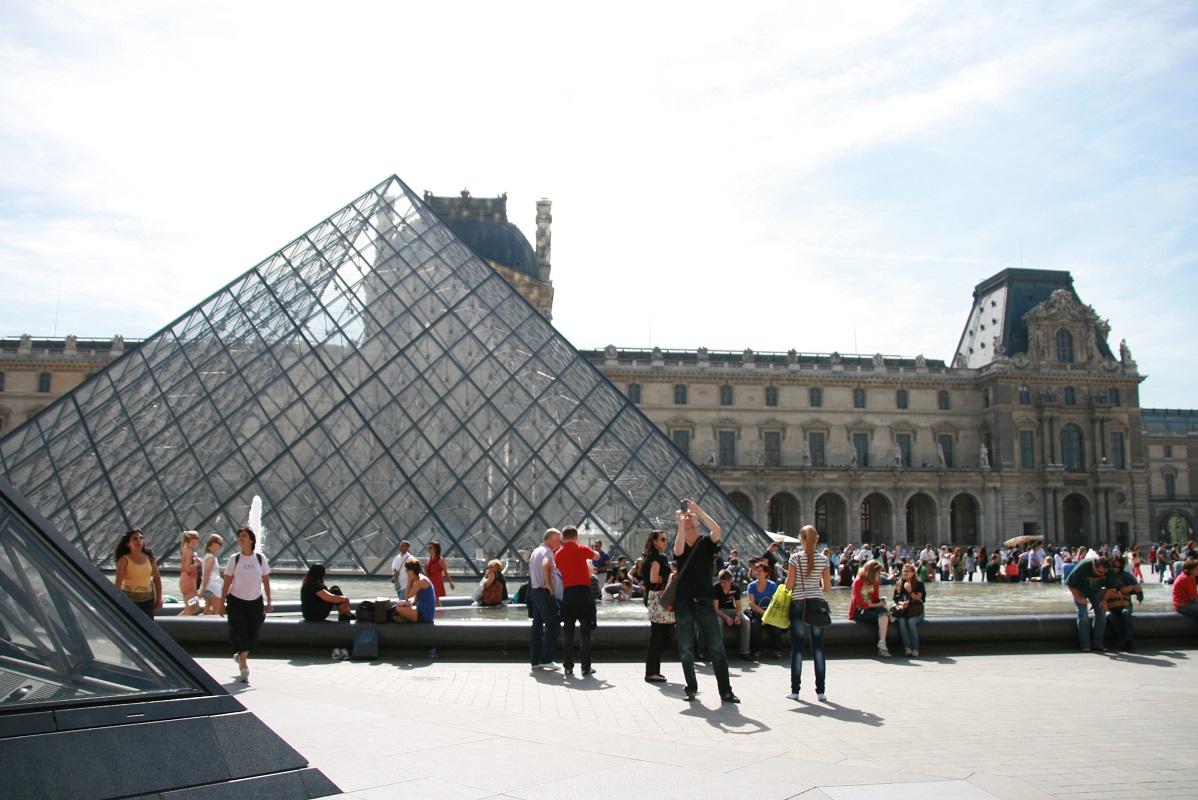 Investigation at the Louvre Museum - Cultural Team Building