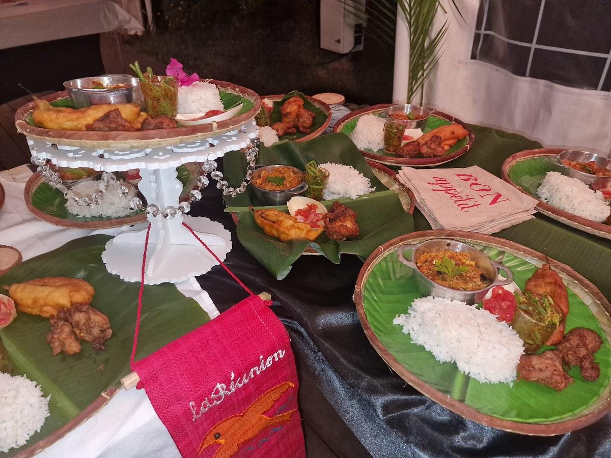 Buffet "Repas lontan" dans des feuilles banane