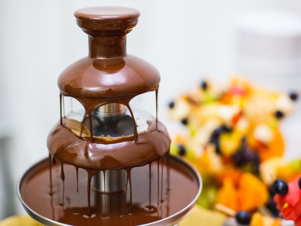 Chocolate stand: Chocolate fountain, hot chocolate bar