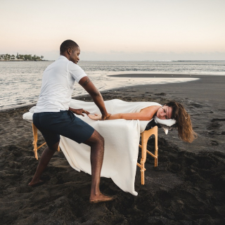 Massage sur une plage de sable noir - thumbnail
