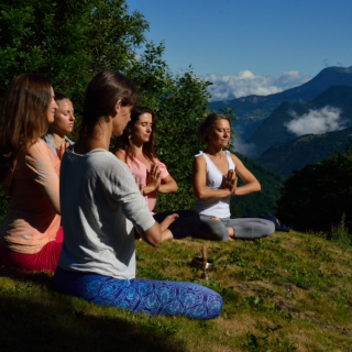 Group yoga courses in Savoie (during the summer)