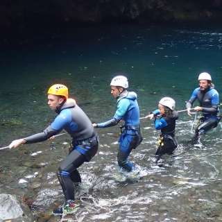 Canyoning : rando-aquatique , tyroliennes, sauts, toboggans