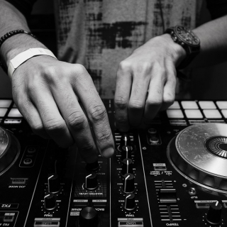 Une DJ pour animer votre soirée ! - thumbnail