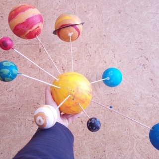 Construction d'une maquette du système solaire - Enfants