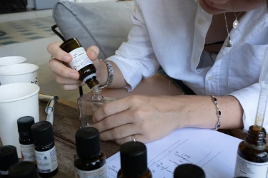 perfume-creation-workshop-saint-gilles-les-hauts-4