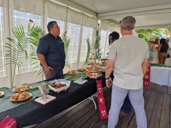 repas-lontan-buffet-in-banana-leaves-3