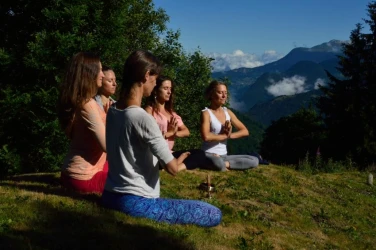 group-yoga-courses-in-savoie-during-the-summer-1