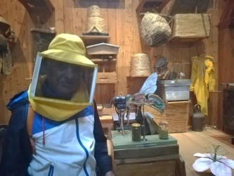 discovering-beekeeping-at-apiland-2