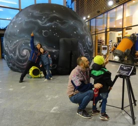 discovery-of-astronomy-under-an-inflatable-planetarium-1