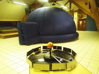 discovery-of-astronomy-under-an-inflatable-planetarium-2