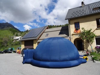 discovery-of-astronomy-under-an-inflatable-planetarium-3