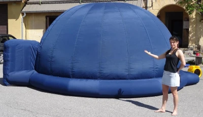 discovery-of-astronomy-under-an-inflatable-planetarium-4