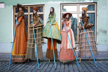 stilt-walkers-for-your-event-2