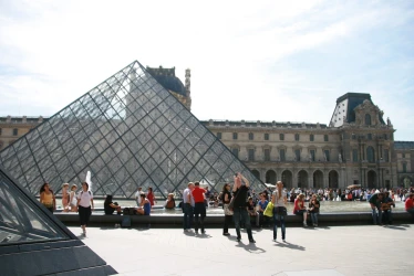 investigation-at-the-louvre-museum-cultural-team-building-1