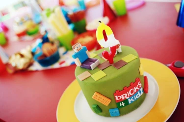 birthday-party-in-a-lego-r-room-1