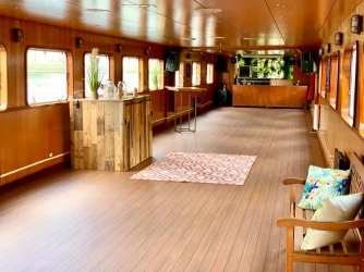 guinguette-pirate-gourmet-cocktail-or-seminar-on-a-barge-6