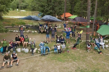 the-hanging-tent-team-adventure-in-the-trees-2