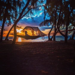 the-hanging-tent-a-night-in-the-trees-1