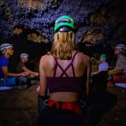 meditation-sous-terre-tunnel-de-lave-du-bassin-bleu-1