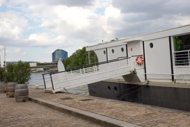 event-barge-docked-at-boulogne-billancourt-2