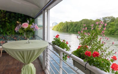 event-barge-docked-at-boulogne-billancourt-3