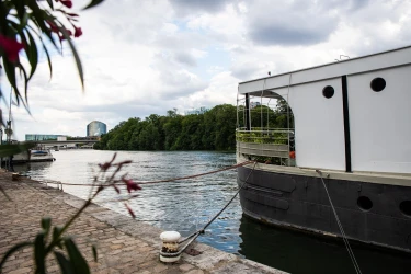 event-barge-docked-at-boulogne-billancourt-6