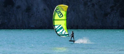 kite-surfing-session-in-serre-poncon-2