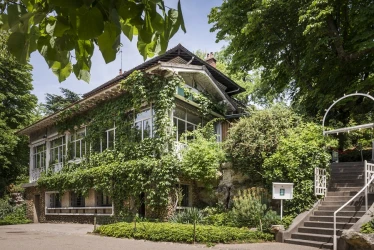 a-pavilion-in-the-middle-of-nature-parc-des-buttes-chaumont-1