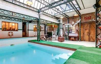 a-photo-studio-and-a-loft-with-a-swimming-pool-in-the-20th-arrondissement-of-paris-2