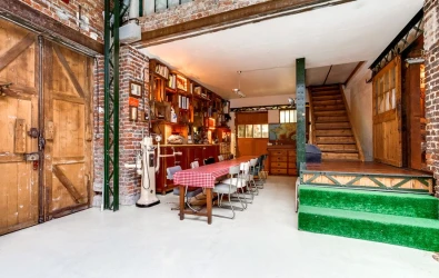 a-photo-studio-and-a-loft-with-a-swimming-pool-in-the-20th-arrondissement-of-paris-3