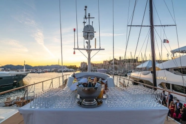 un-yacht-pour-accueillir-votre-evenement-repas-dj-1