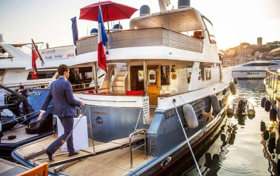 un-yacht-pour-votre-evenement-repas-dj-4