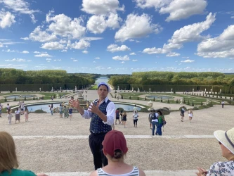 storytelling-tour-paris-opera-or-versailles-gardens-1