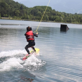 duo-sensation-wakeboard-bouee-tractee-plan-deau-du-champsaur-0-67a65f9a5d5d5393851314.jpg