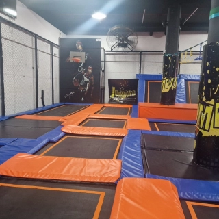 team-building-au-sein-du-trampoline-park-de-saint-denis-0-67a66023cac61866416345.jpg