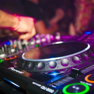 un-dj-pour-vos-evenements-sur-toute-la-reunion-0-67a6605f27729648065064.jpg