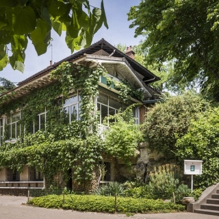 un-pavillon-en-pleine-nature-parc-des-buttes-chaumont-0-67a660ab35841964382852.jpg