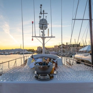 un-yacht-pour-accueillir-votre-evenement-repas-dj-0-67a6605bcefda513330913.jpg